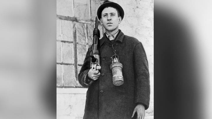 Алексей Григорьевич Стаханов (1906–1977) — шахтер. Добыв за одну смену 102 тонны угля, он установил рекорд, который положил начало движению, развернувшемуся по всему Советскому Союзу и получившему в его честь название «стахановское»