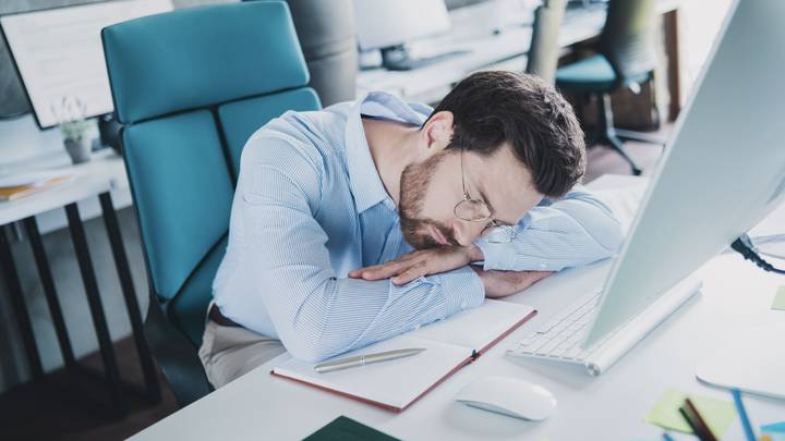 Опять скрипит протертое кресло