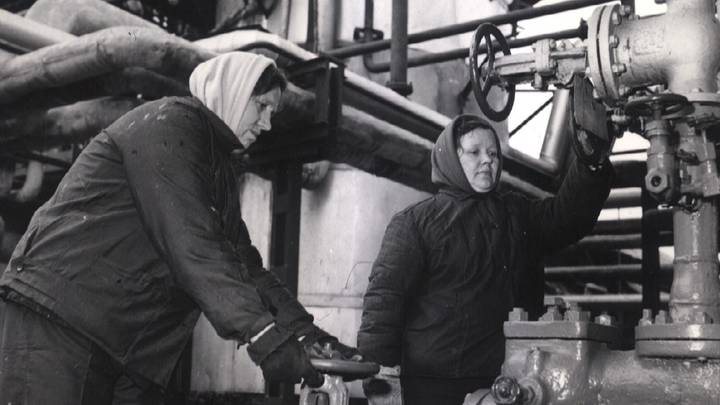 Женщины Московского нефтеперерабатывающего завода своим самоотверженным трудом постоянно умножали славу родного предприятия, бесперебойно обеспечивая столицу нефтепродуктами