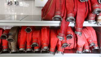 Одноэтажный деревянный дом загорелся на Ленинградском шоссе на севере Москвы