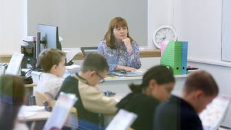 Росстат подсчитал разницу между зарплатами учителей и медиков