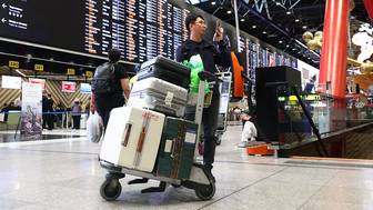 Надувные матрасы раздали пассажирам в аэропорту Сочи из-за задержки рейсов