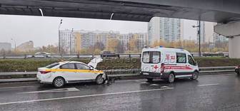 Пассажир такси скончался в результате аварии с иномаркой на западе Москвы