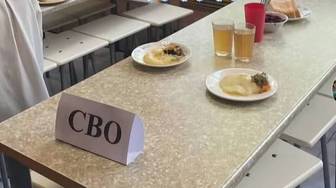 Директора школы в Азове уволили после скандала с разделяющими детей табличками