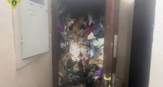 Соседи москвички пожаловались на ужасный запах из квартиры, заполненной мусором