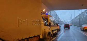 «Газель» врезалась в скорую помощь в тоннеле на юге Москвы