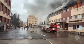 Крыша может обрушиться в горящем здании на Угрешской улице