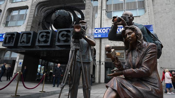 У здания ТАСС открылась скульптурная композиция «Российские журналисты» / Фото: Пелагия Замятина / Вечерняя Москва