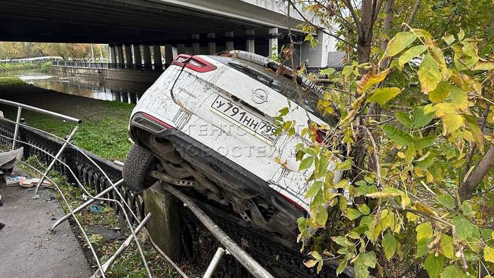 Иномарка врезалась в легковушку и чуть не вылетела в реку Яузу в Москве