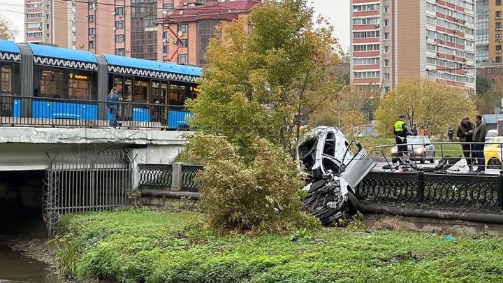 Иномарка врезалась в легковушку и чуть не вылетела в реку Яузу в Москве