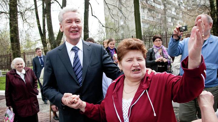 Сергей Собянин беседует с ветеранами Великой отечественной войны во время посещения центра социального обслуживания «Царицыно». 2011 год / Фото: РИА Новости 