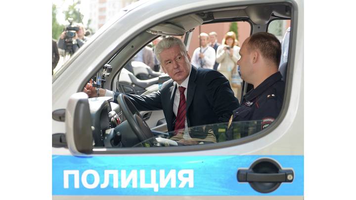 Сергей Собянин общается с инспектором дорожно-патрульной службы во время посещения ситуационного центра ГУ МВД России по городу Москве. 2013 год / Фото: РИА Новости 