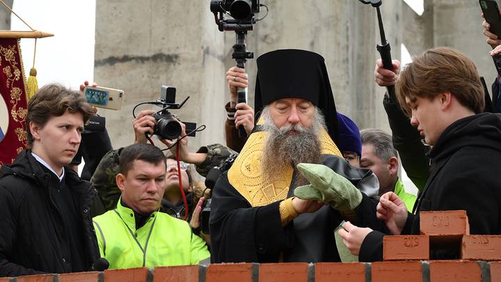 Закладка капсул в основание строящегося храма в Афганском сквере / Фото: Пелагия Замятина / Вечерняя Москва