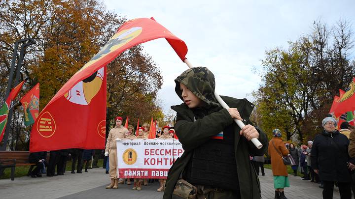 Закладка капсул в основание строящегося храма в Афганском сквере / Фото: Пелагия Замятина / Вечерняя Москва
