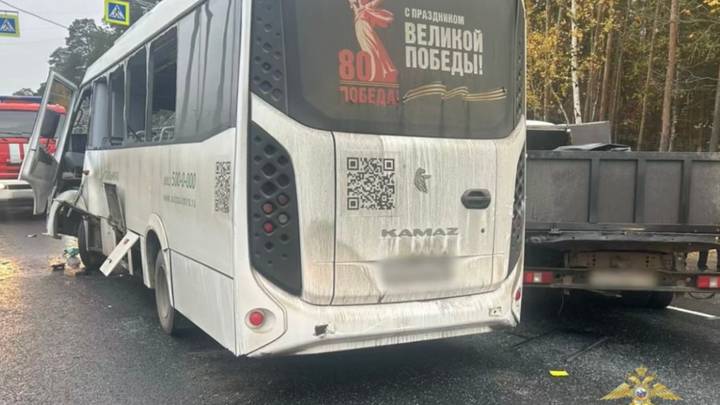 Восемь человек пострадали и один умер в ДТП с автобусом в Ленинградской области