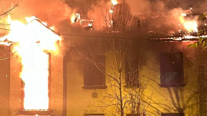 Мощный пожар охватил два дома в центре Пушкина