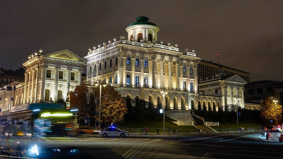 Автомобильное движение временно закрыли на Боровицкой площади