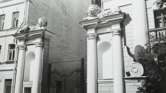 Началась реставрация скульптур львов на пилонах здания в Ермолаевском переулке