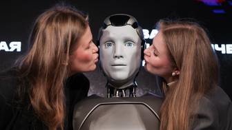 Как технологии изменят человечество к 2045 году и какие барьеры мешают этому сегодня