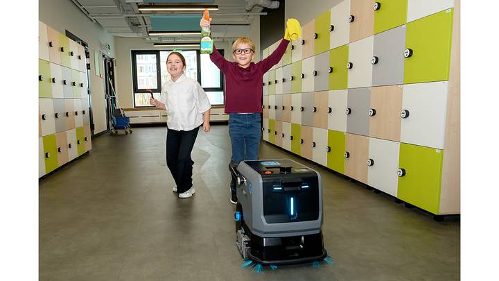 Робот-уборщик в школе / Фото: Дмитрий Дубинский / Вечерняя Москва