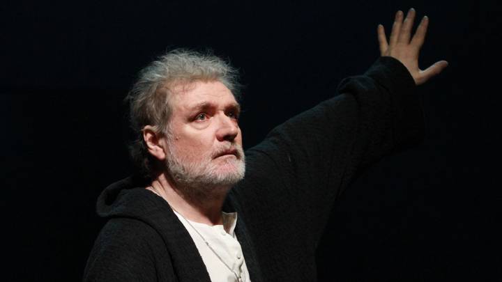 Актер Владимир Симонов в спектакле "Ромул Великий" (2021)