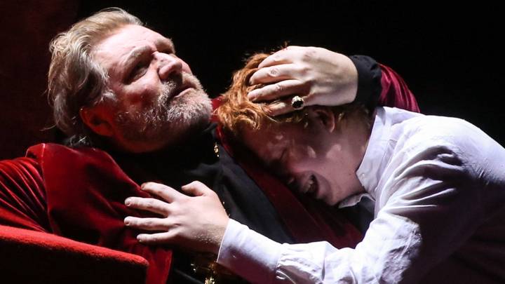 Владимир Симонов (Борис Годунов) и Евгений Тихомиров (царевич Федор) в сцене из спектакля Борис Годунов (2015)