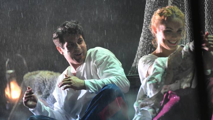 Марк Богатырев и Татьяна Арнтгольц в сцене из музыкально-драматического спектакля «Тихий Дон»