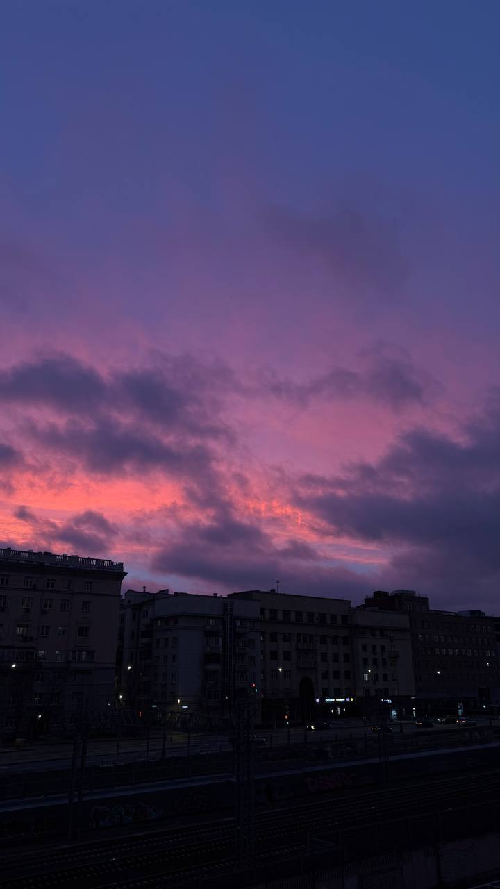 Жители Москвы наблюдали необычный розовый рассвет 14 ноября