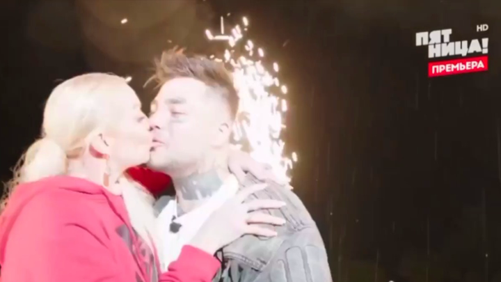 Волочкова поцеловала Рому Желудя на шоу «Звезды под капельницей» 