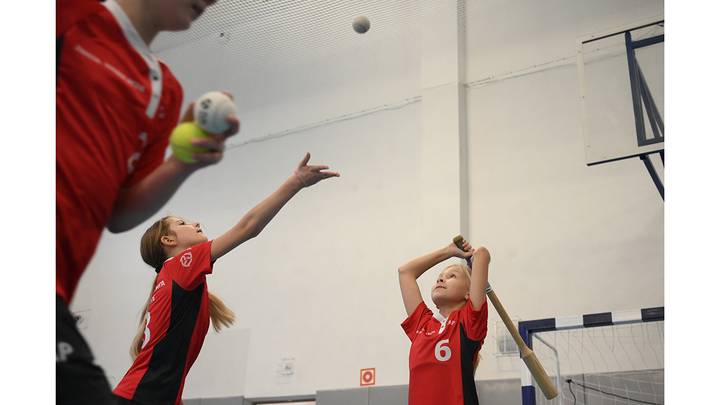 Тренировка по игре в лапту в «Школе в Некрасовке» / Фото: Пелагия Замятина / Вечерняя Москва