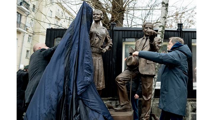 Открытие скульптурной композиции основателям Камерного театра Александру Таирову и Алисе Коонен / Фото: Дмитрий Дубинский / Вечерняя Москва