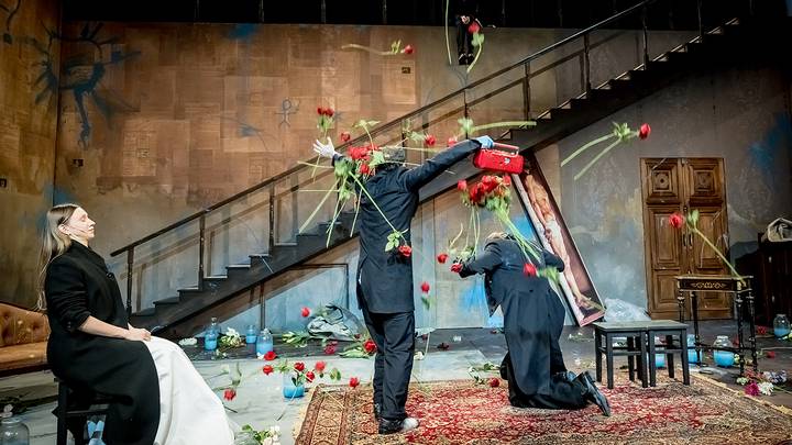 Спектакль «Идиоты» в МХТ им. А. П. Чехова / Фото: Дмитрий Дубинский / Вечерняя Москва