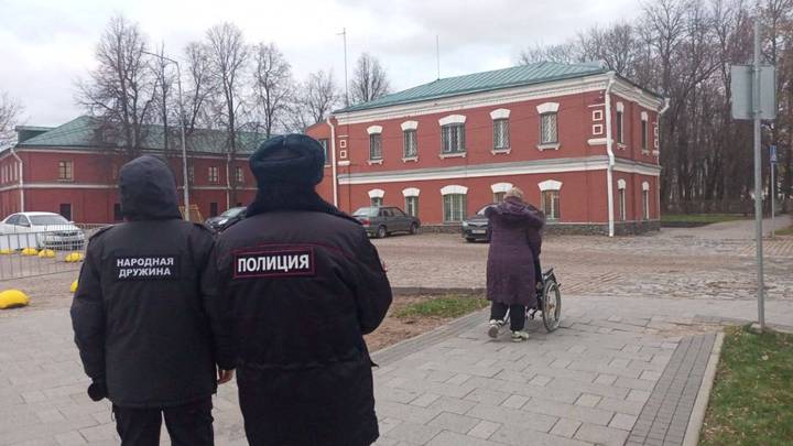 Полицейские «поставили на ноги» попрошайку у монастыря в Подмосковье