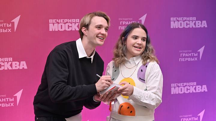 Актер Иван Трушин с гостями / Фото: Дмитрий Дубинский / Вечерняя Москва