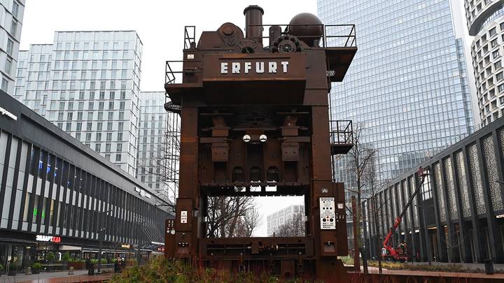 Станок для производства кузовов грузовиков ЗИЛ установили в качестве арт-объекта в Даниловском районе / Фото: Мария Хапцова / Вечерняя Москва