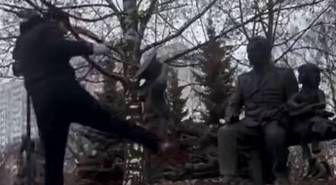 СК возбудил дело на бойца ММА, осквернившего памятник ветеранам МЧС в Москве