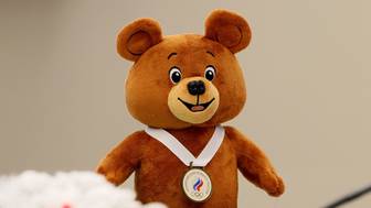 Министр спорта России Дегтярев показал нового олимпийского мишку