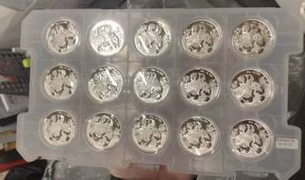 Иностранец пытался провезти из Гуанчжоу в Россию 140 серебряных монет с пандой