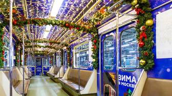 Новогодний поезд-елку с ветками и шарами сняли на Замоскворецкой линии