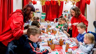 Панно с капибарой и медуза на елочке: Москвариум проводит мастер-классы на Манежной площади в рамках «Путешествия в Рождество»