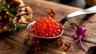 Красная икра: чем может быть опасна и как выбрать хорошую