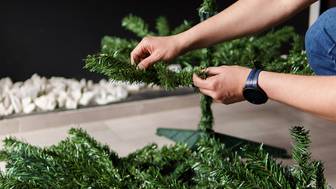 Чем закрыть основание искусственной елки