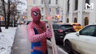 «Человек-паук» вышел из изолятора после акции у Верховного суда РФ