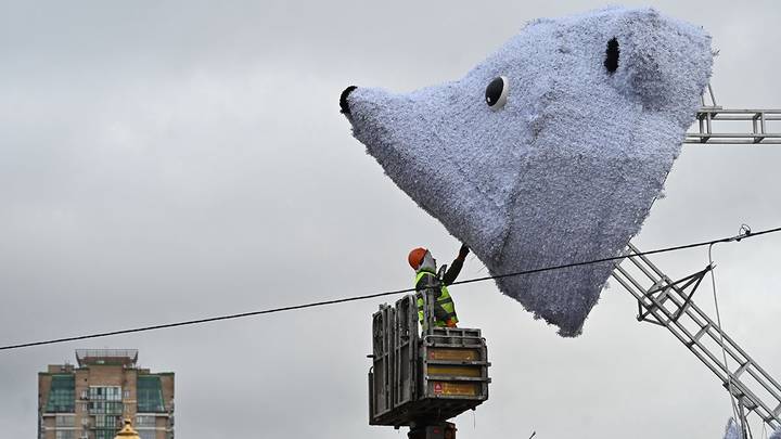 Монтаж новогодней конструкции «Полярные медведи» на северо-востоке Москвы / Фото: Александр Кочубей / Вечерняя Москва