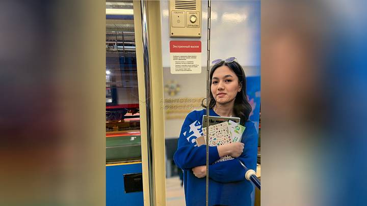 Тематический поезд в честь 65-летия РУДН запустили на Сокольнической линии метро