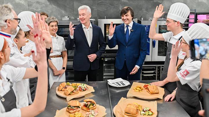 Сергей Собянин и министр просвещения Сергей Кравцов на открытии кулинарного полигона практической подготовки Московского образовательного комплекса «Запад» / Фото: Пресс-служба мэра и правительства Москвы 