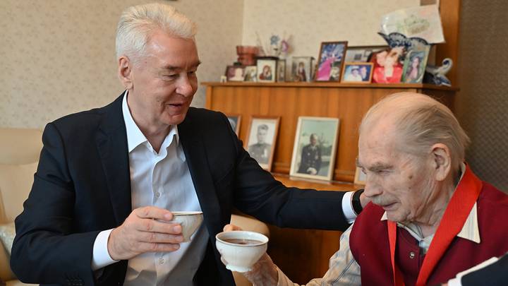 Сергей Собянин посетил 102-летнего ветерана Великой Отечественной войны Бориса Кравцова и вручил ему нагрудный знак, грамоту и удостоверение почетного гражданина Москвы / Фото: Пресс-служба мэра и правительства Москвы 
