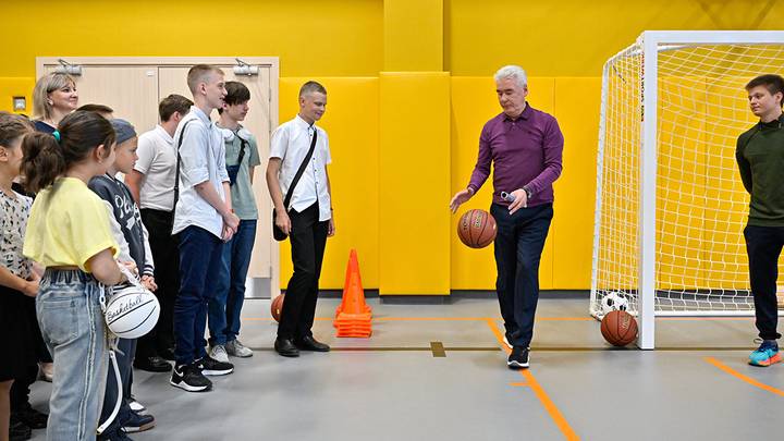 Сергей Собянин осмотрел новое здание школы № 967 в районе Южное Медведково / Фото: Пресс-служба мэра и правительства Москвы 