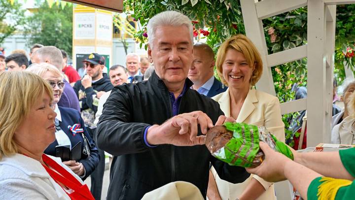 Сергей Собянин и министр сельского хозяйства Оксана Лут посетили национальный гастрономический фестиваль «Вкусы России» на ВДНХ / Фото: Пресс-служба мэра и правительства Москвы 