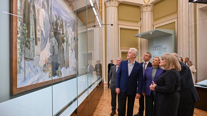 Сергей Собянин, генеральный директор ВДНХ Сергей Шогуров, министр культуры Ольга Любимова и генеральный директор Русского музея Алла Манилова во время открытия выставки «Образ Москвы в русском искусстве из коллекции Государственного Русского музея» на ВДНХ / Фото: Пресс-служба мэра и правительства Москвы 